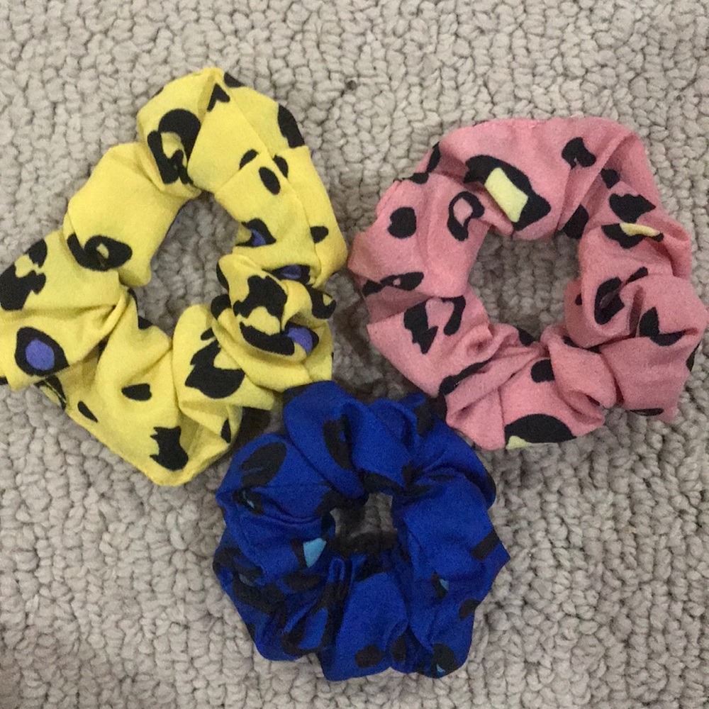 NWOT cheetah print scrunchie set